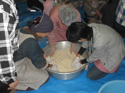 塩と麹をあわせている写真
