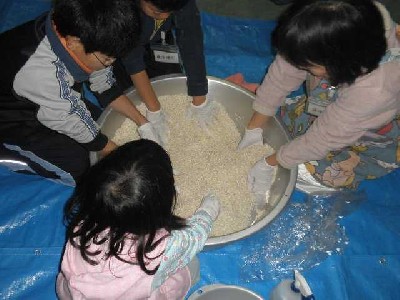 参加者が塩と麹をあわせている写真