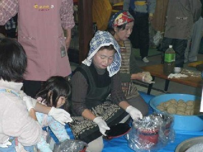 みそを桶に移している写真