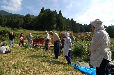 地元の方々に感謝とお礼をしている写真