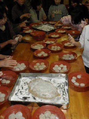 とち餅を丸めてる写真