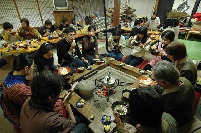 囲炉裏を囲んでいる写真