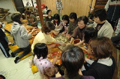 よもぎ餅を丸めている写真