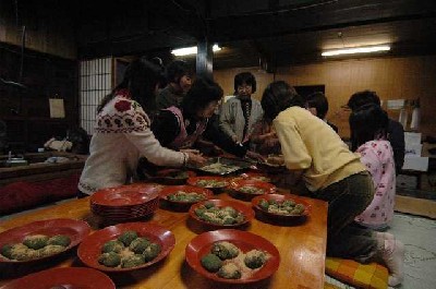 よもぎ餅を丸めている写真2