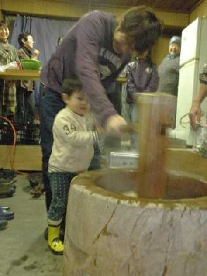 お子様が餅をついている写真