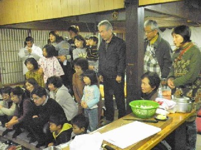 アク抜き作業を見ている写真