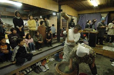 とち餅を搗いている写真1