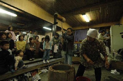 とち餅を搗いている写真2