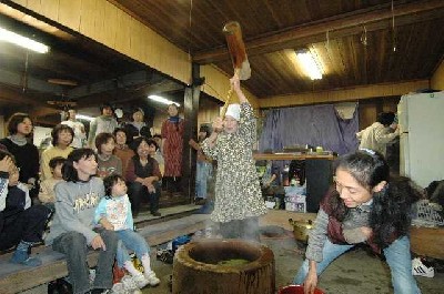 とち餅を搗いている写真3