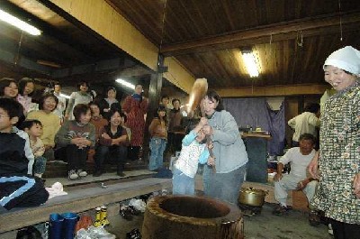 とち餅を搗いている写真4